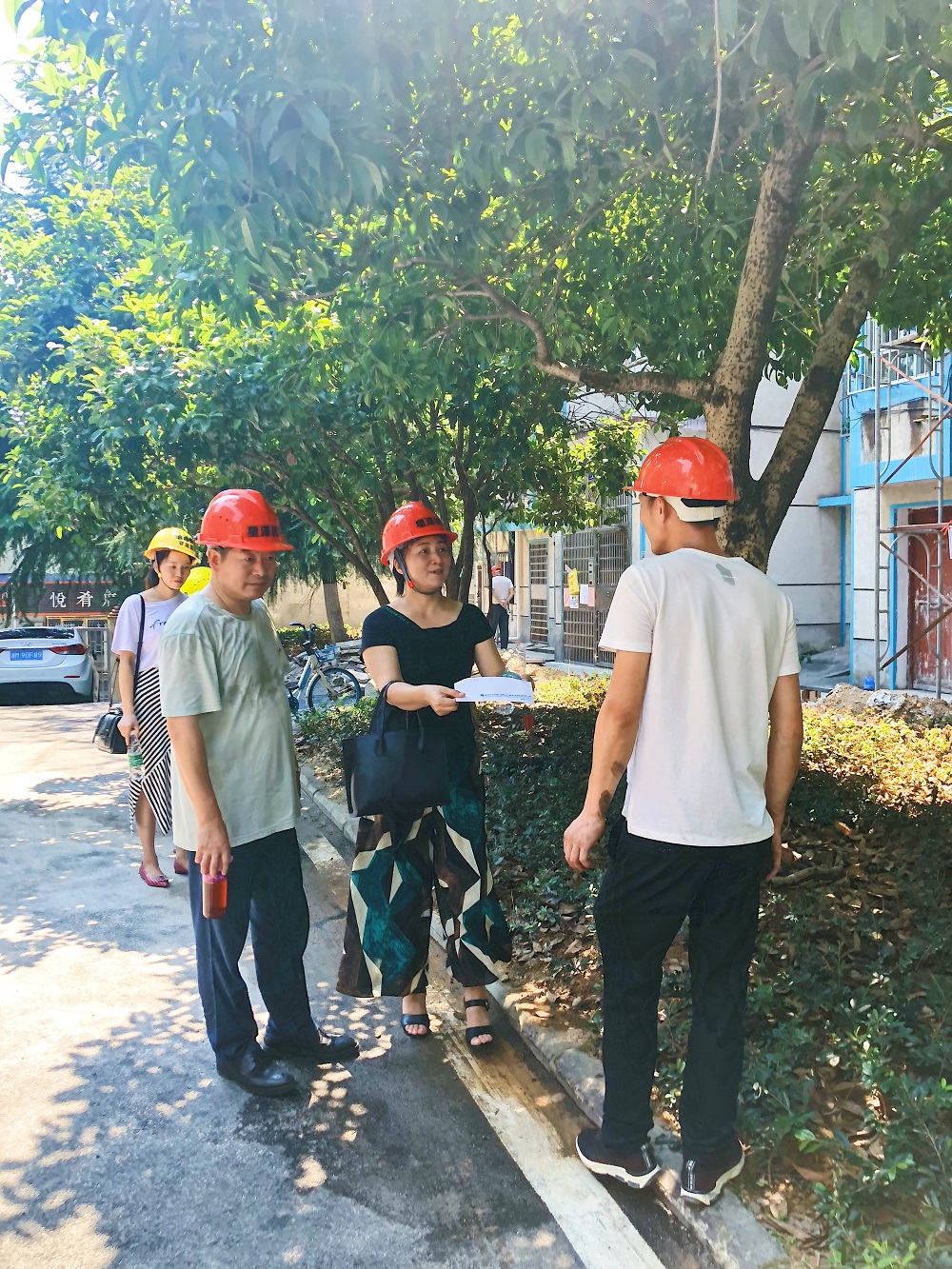 组织沉责任，工会送清冷；工人存感激，客户频点赞！